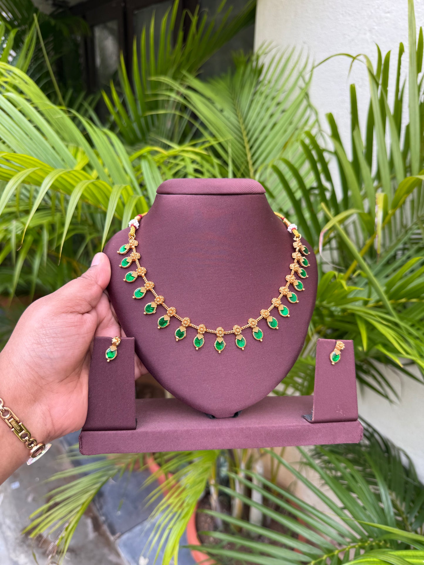 Simple emerald stone necklace