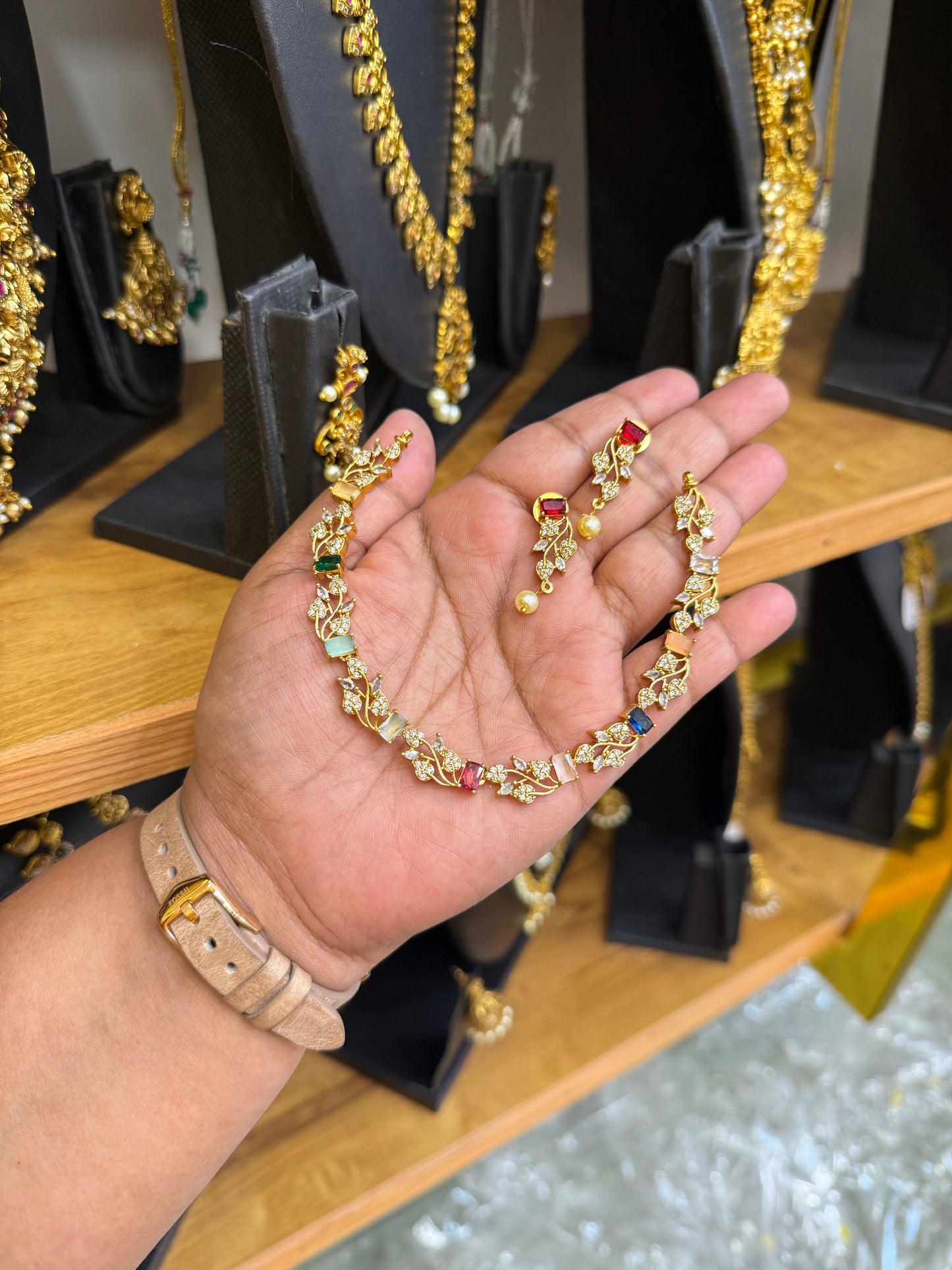 Light multicolour stone necklace