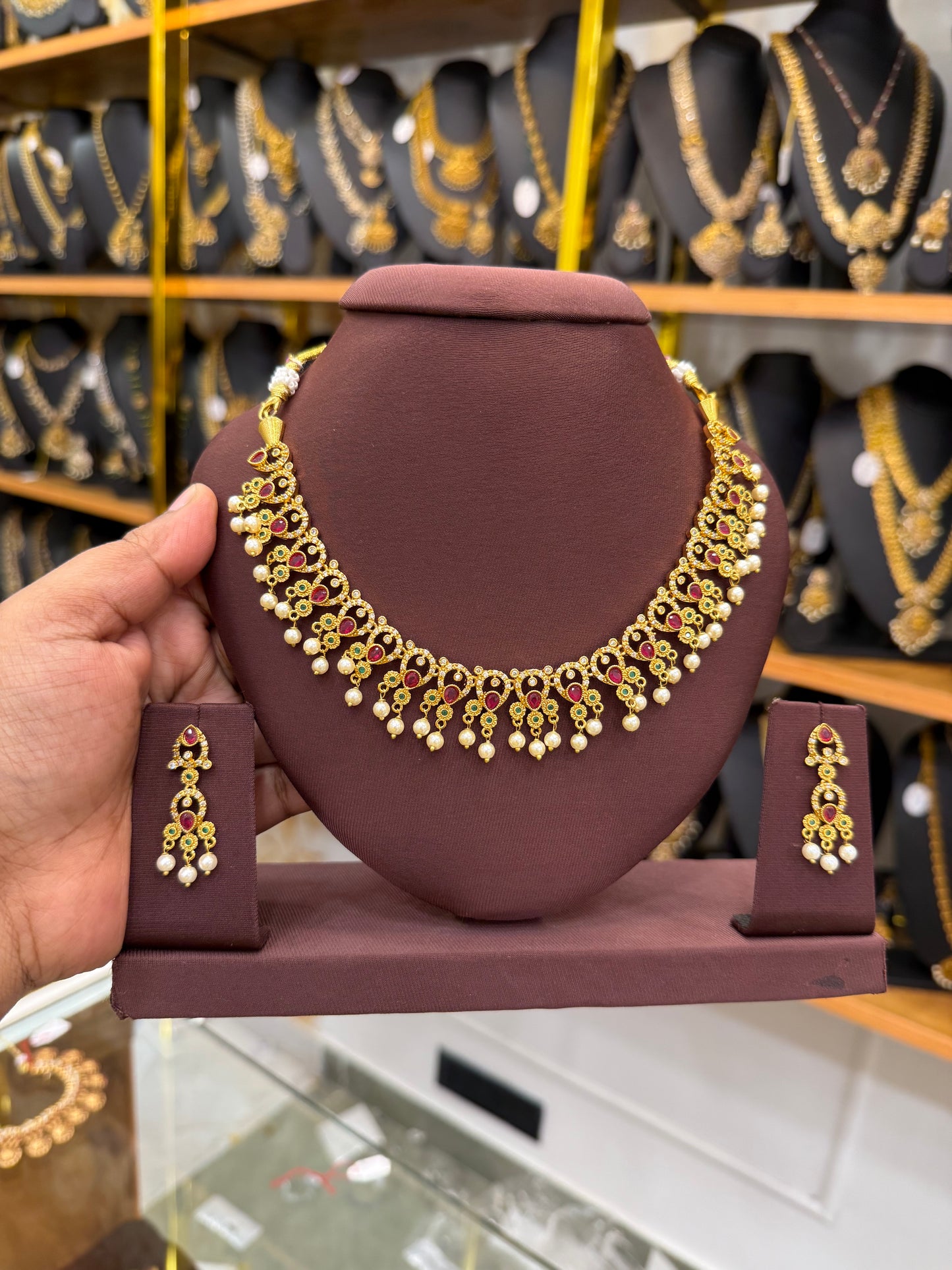 Elegant stone pearls necklace