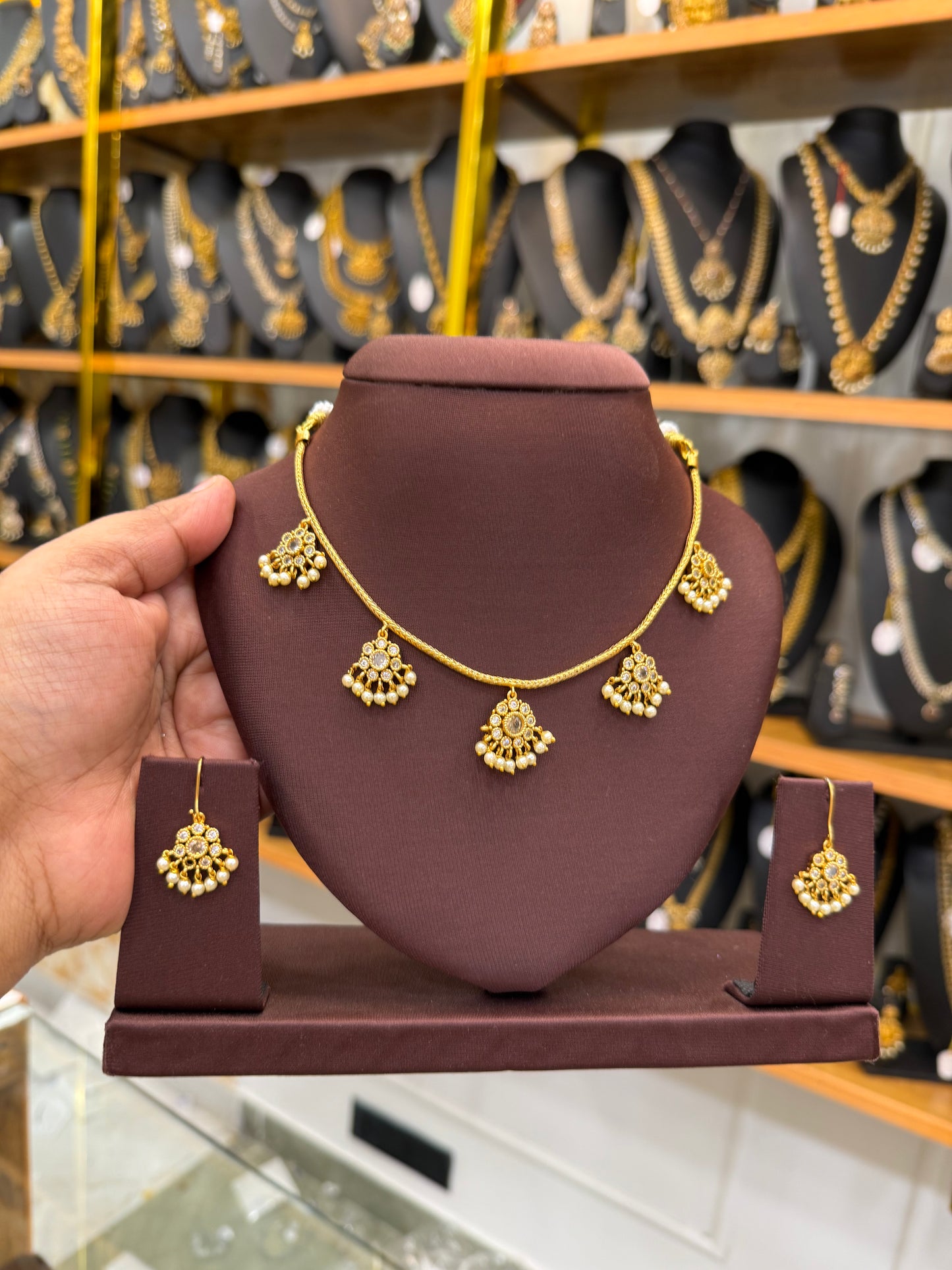 Simple white stone with pearls necklace