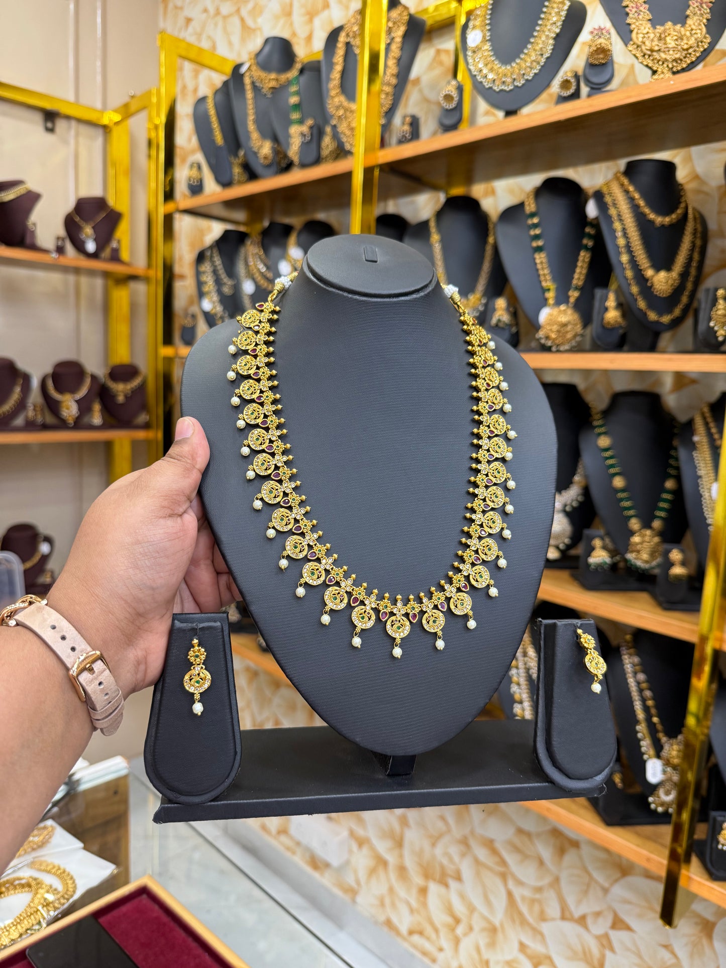 Traditional Pearl haram