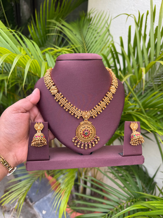 Non idol gold alike necklace