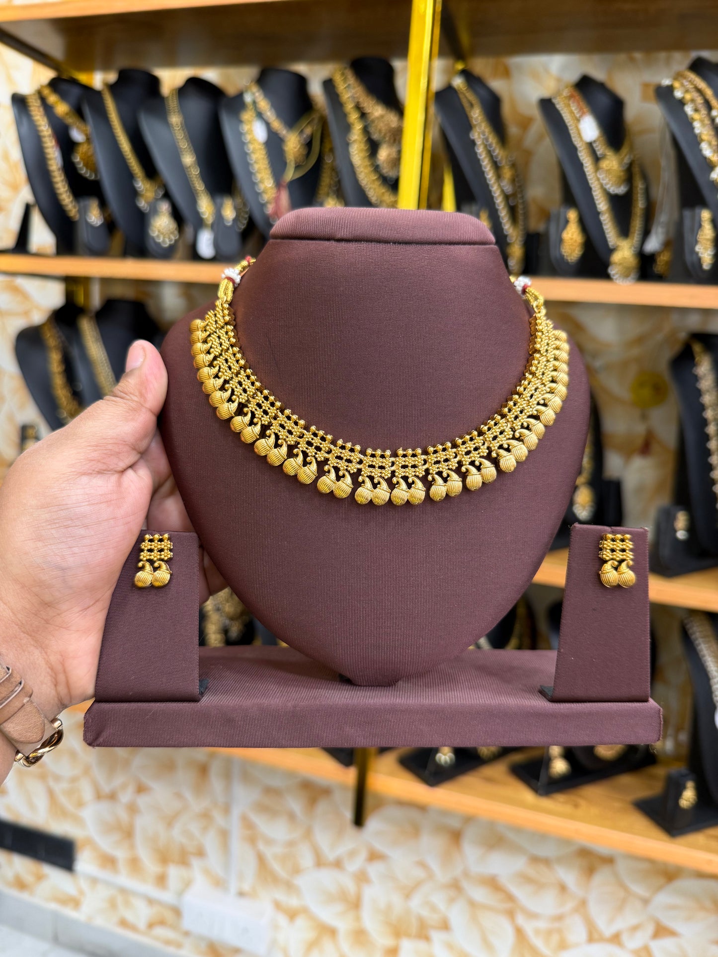 Plain Gold finish mango necklace