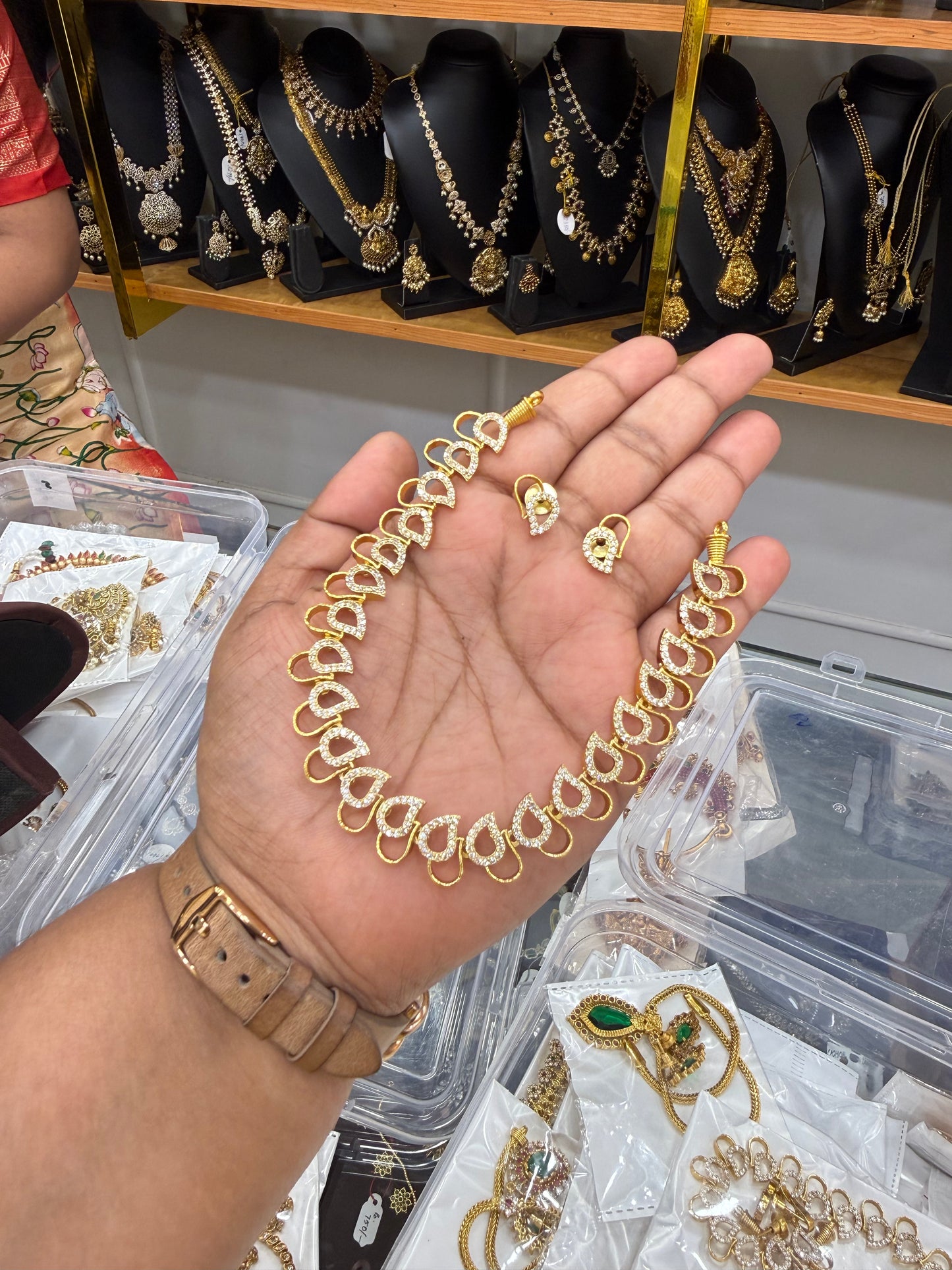 Thilagam Shape white stone necklace