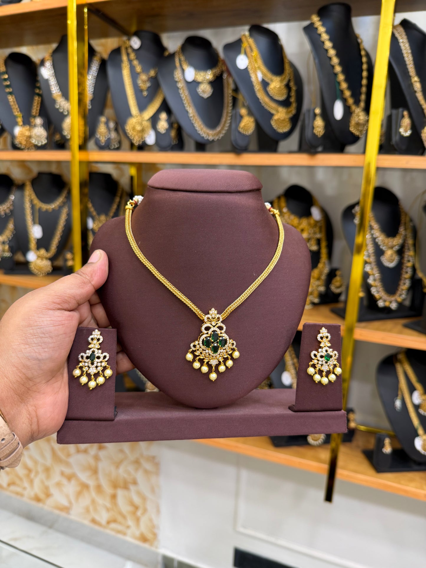 Stunning emerald stone with pearl necklace