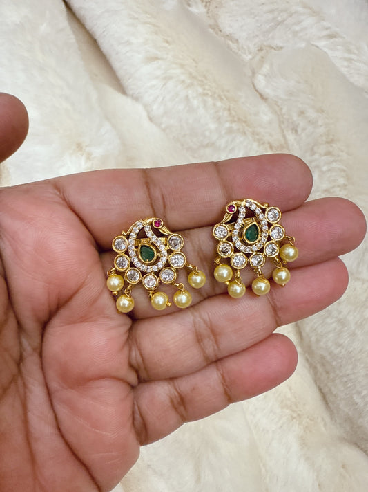 Peacock stone pearls stud