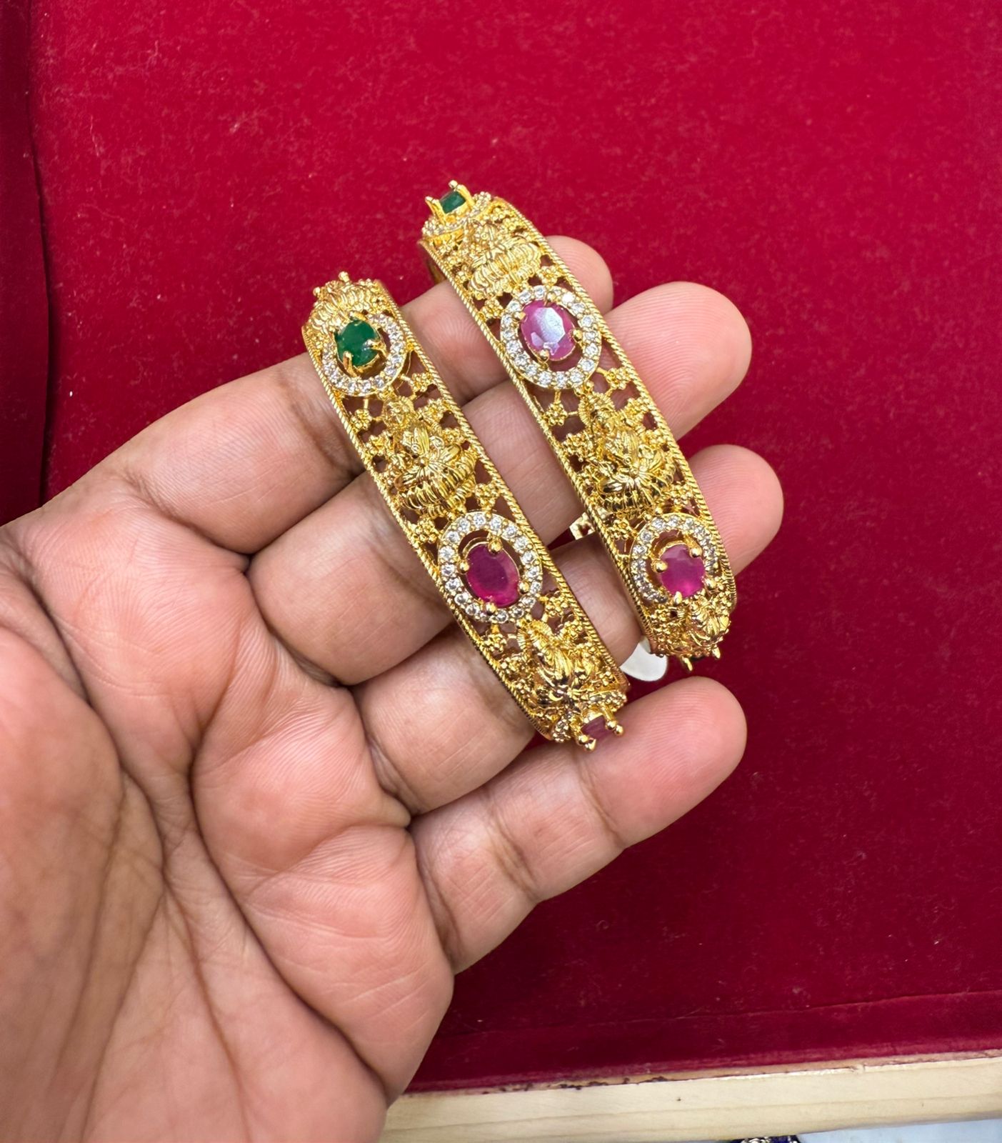 Red & Green Stone Printed Design